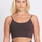 Top Noma Cacau: Top cropped marrom, ideal para exercícios ou uso casual.