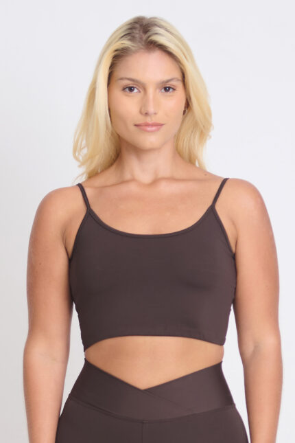 Top Noma Cacau: Top cropped marrom, ideal para exercícios ou uso casual.