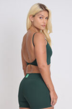TOP NOMA FLORESTA: Top esportivo verde e leggings, ideal para treino e atividades físicas.