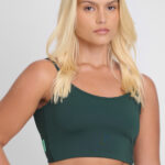 Mulher usando Top Noma Floresta verde. Roupa esportiva confortável e estilosa.