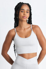 TOP NOMA LUNAR: Top esportivo branco. Ideal para treinos e ioga.