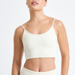 Top Noma Macadâmia: top cropped branco para exercícios e uso casual.