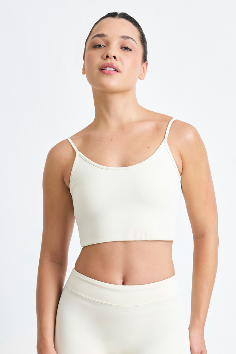 Top Noma Macadâmia: top cropped branco para exercícios e uso casual.
