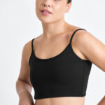 Top Noma Soft Nanquim preto: blusa cropped canelada com alças finas.