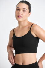 Top Noma Soft Nanquim preto: blusa cropped canelada com alças finas.