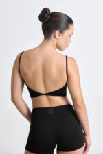 TOP NOMA SOFT NANQUIM: Top esportivo preto com design minimalista e costas abertas.