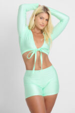 SHORT SELENE JADE: Conjunto verde claro com top cropped de manga comprida e shorts.