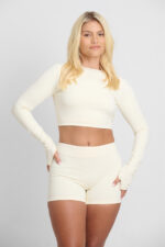 TOP AYMÉ MACADÂMIA: Mulher vestindo top e shorts cor macadâmia, roupa de ginástica confortável e elegante.