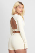 TOP AYMÉ MACADÂMIA: Top cropped manga longa cor creme com costas abertas e shorts combinando.
