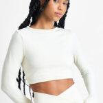 TOP AYMÉ MACADÂMIA: Top cropped de manga comprida cor macadâmia, ideal para treinos ou looks casuais.