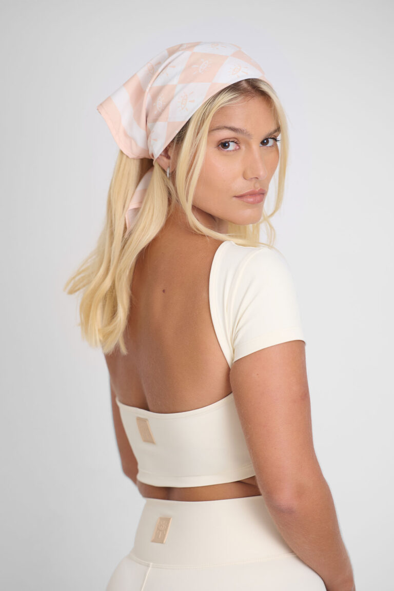 TOP AMÉLIA MACADÂMIA: Top feminino cor macadâmia, ideal para looks modernos e confortáveis.