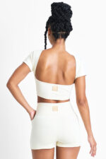 Top Amélia Macadâmia: Top feminino cor macadâmia, costas abertas e shorts combinando.
