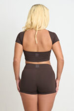 TOP AMÉLIA CACAU: Conjunto marrom de top cropped e shorts, ideal para exercícios ou uso casual.