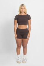 TOP AMÉLIA CACAU: Conjunto feminino marrom de top cropped e shorts.
