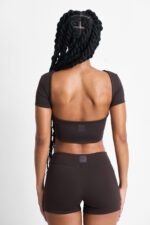 TOP AMÉLIA CACAU: Top curto marrom e shorts combinando, parte de um conjunto esportivo elegante.