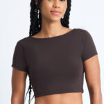 TOP AMÉLIA CACAU: Top cropped marrom de manga curta. Roupa de ginástica feminina.