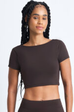 TOP AMÉLIA CACAU: Top cropped marrom de manga curta. Roupa de ginástica feminina.