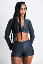 Top Mysh Chumbo: cropped de manga comprida canelado cinza, ideal para treinos ou looks casuais.