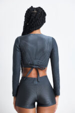 TOP MYSH CHUMBO: Top cropped canelado cinza com amarração nas costas, ideal para looks modernos e confortáveis.