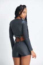 Top Mysh Chumbo: Conjunto canelado cinza de cropped manga longa e shorts.