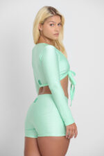 Top Mysh Jade: Conjunto canelado verde-água com cropped de manga longa e shorts.