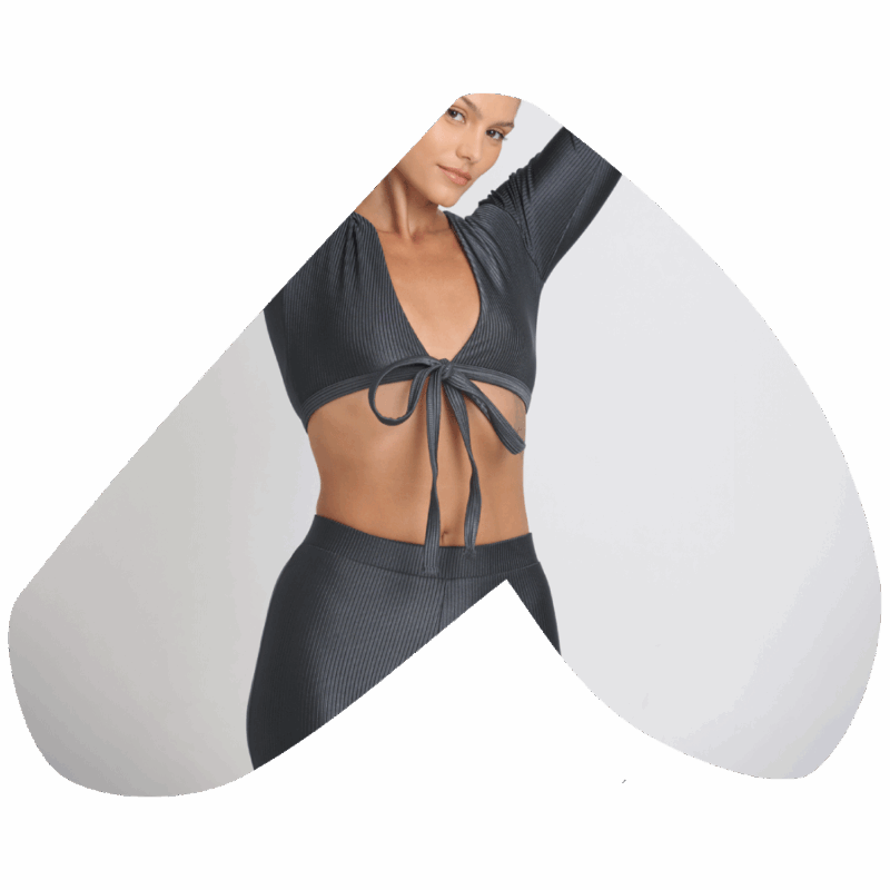 Mulher vestindo conjunto YAMONÉ cinza com top cropped e calça legging.