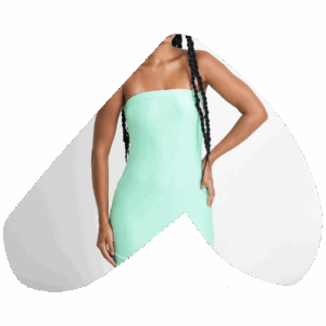Mulher vestindo um elegante vestido tomara que caia verde da YAMONÉ.