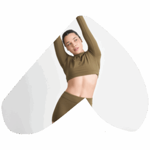 Mulher de roupa esportiva YAMONÉ alongando-se.