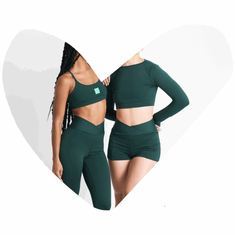 Duas modelos YAMONÉ em roupas de ginástica verde esmeralda dentro de um coração branco.