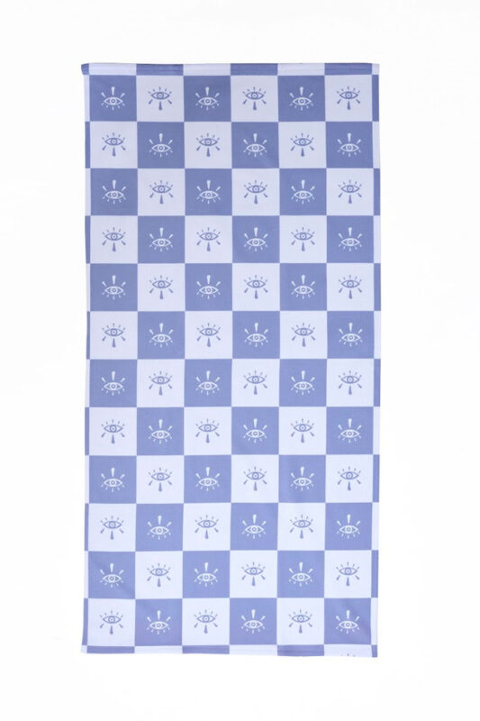 Toalha Yamoné: toalha com design xadrez azul e branco, com estampa de olhos.