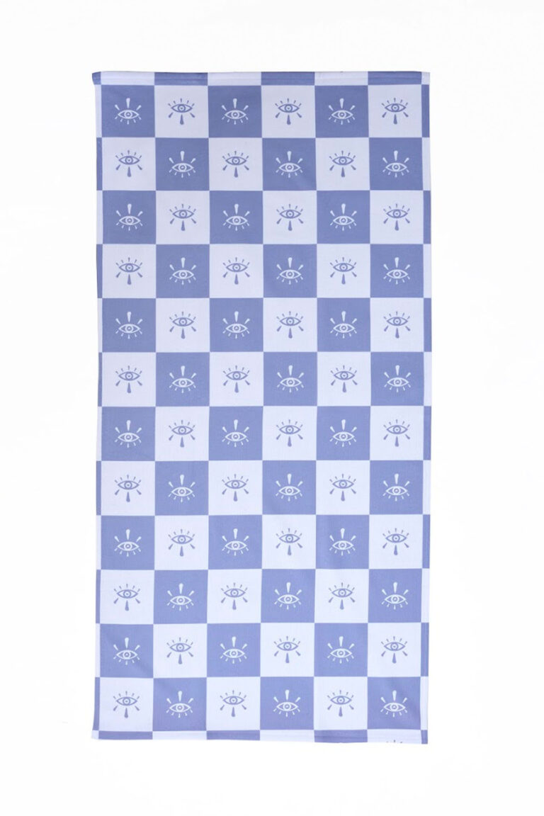 Toalha Yamoné: toalha com design xadrez azul e branco, com estampa de olhos.