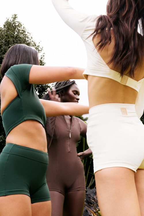 Três modelos YAMONÉ em roupas esportivas ao ar livre. Moda ativa e inclusiva.